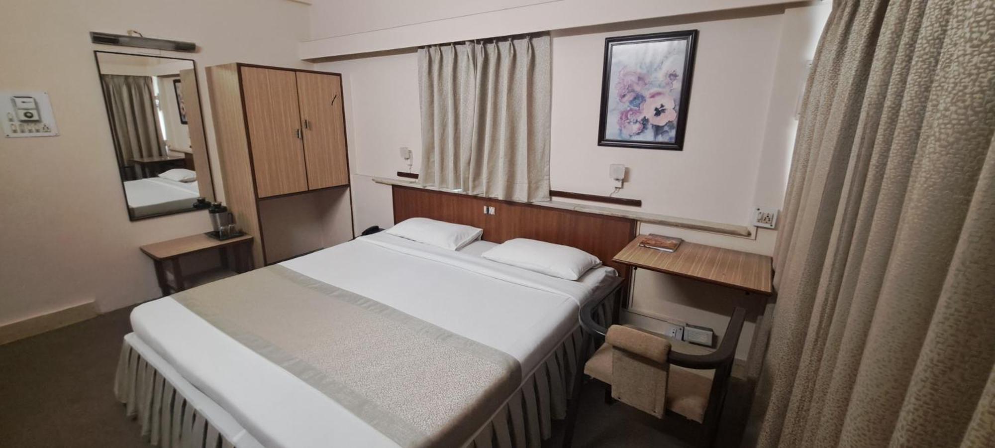 Hotel Swaroop Púna Kültér fotó